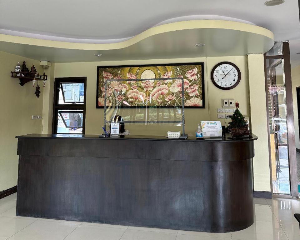 Ponburi Hotel Nan Luaran gambar