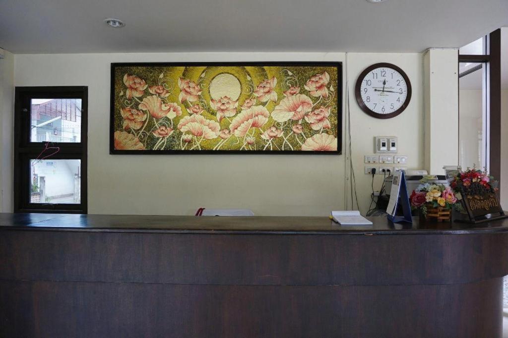 Ponburi Hotel Nan Luaran gambar