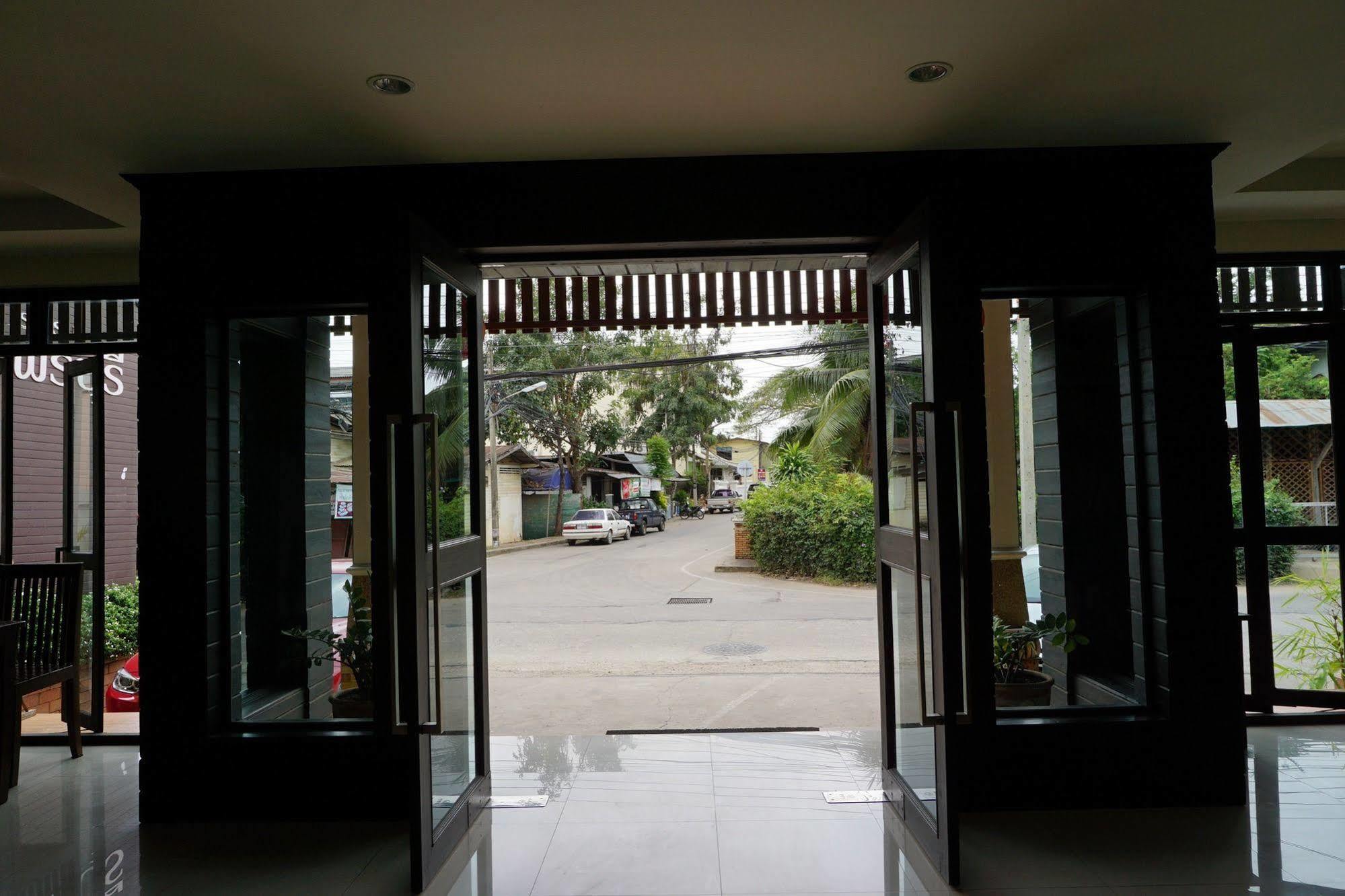 Ponburi Hotel Nan Luaran gambar